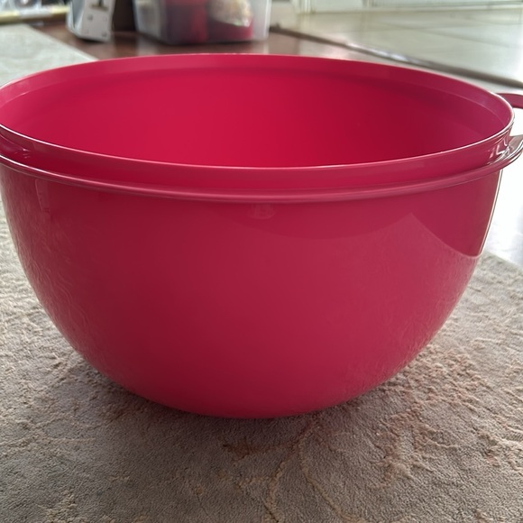 Tupperware 10L pink bowl with lid - Picture 6 of 11